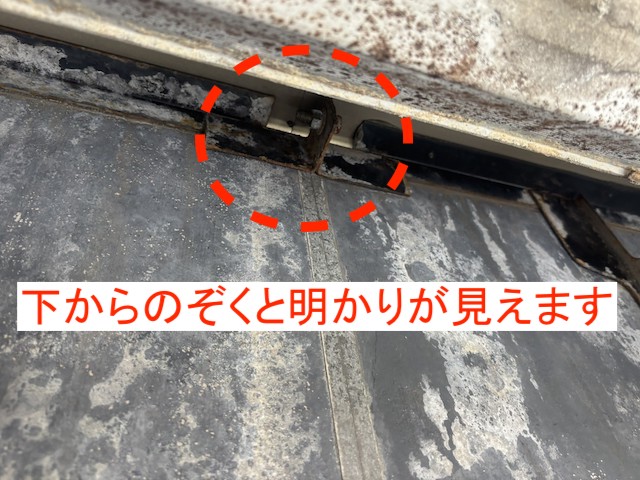 パラペットからの雨水の侵入で軒天の木下地が腐食