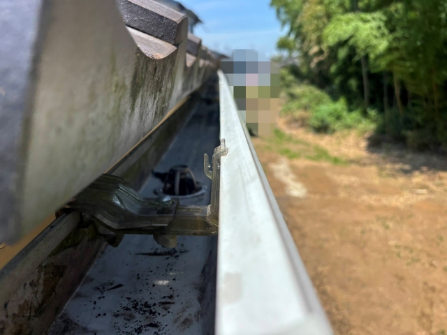 汚泥を手作業で掻き出して清掃し正常に排水するようになった雨樋