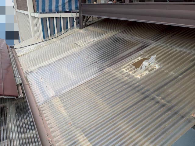 小山市　屋根工事足場の架設に伴うテラス波板張り替え　波板交換前の写真