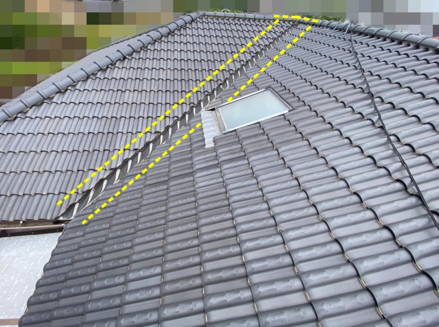 干渉する棟瓦の解体・復旧が必要