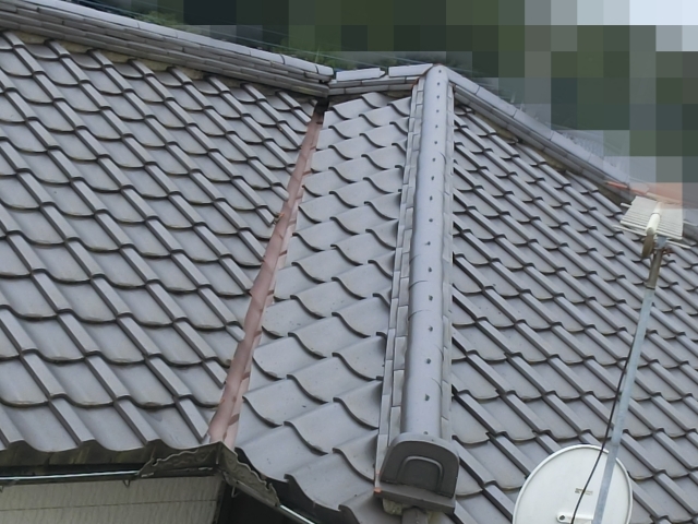 2階屋根全体の様子を確認すると、瓦自体は大きな破損は見られませんが、棟部分に違和感が見られます