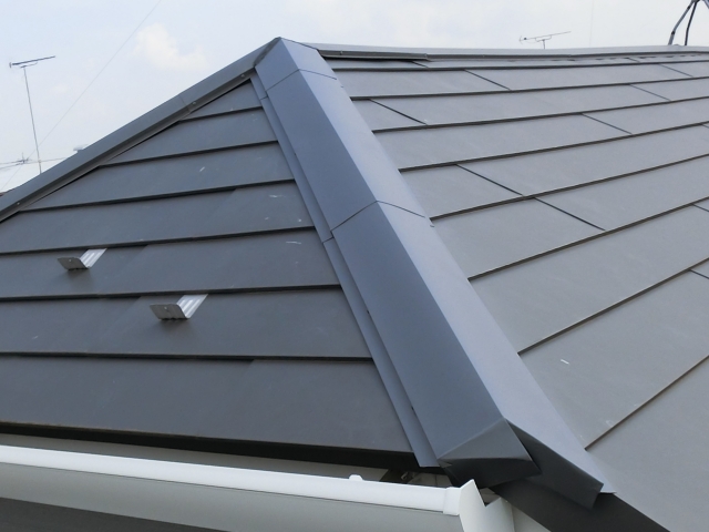 棟板金部分交換工事完了後の屋根の様子