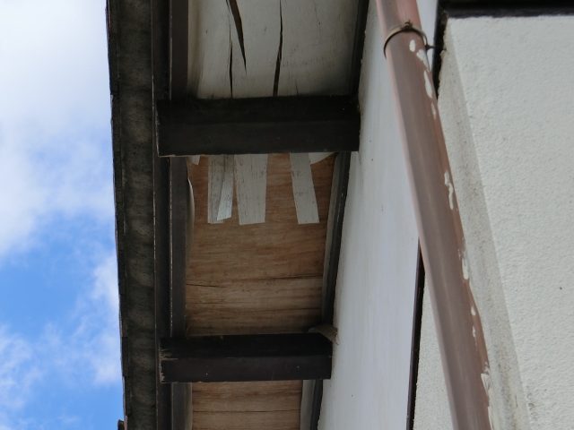屋根からの漏水が影響し、破損してしまった軒天