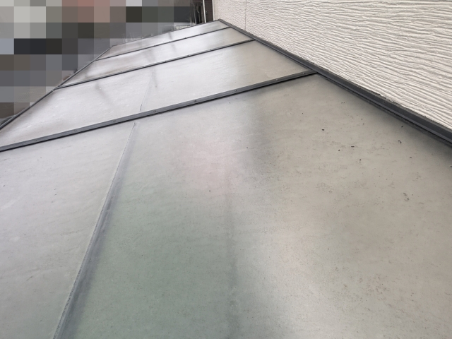 ガラリのすぐ下にテラス屋根があり、梯子を架けるスペースが確保できない状況でした