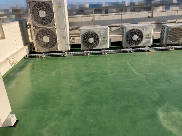 防水層には小さな傷や劣化箇所が見られました。早めの補修が雨漏り予防につながります
