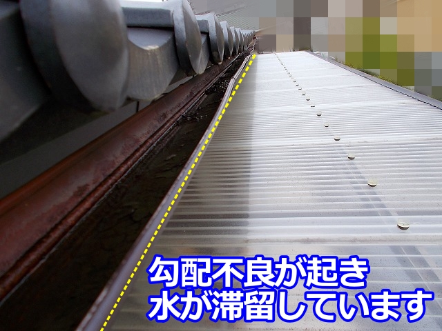 勾配不良が起き水が滞留しています