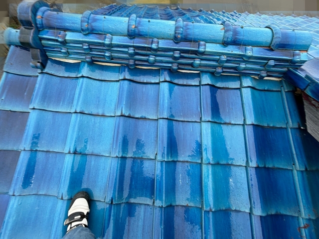 瓦屋根の下には防水紙（ルーフィング）が敷かれています