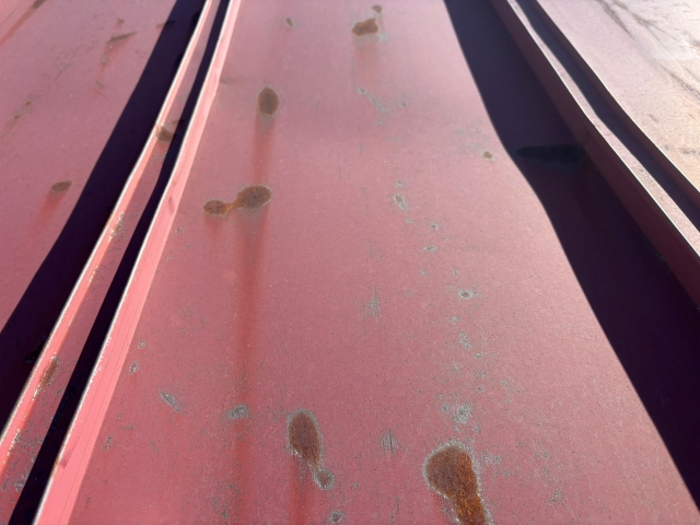 屋根全体にサビが広がる