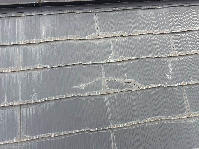 深くひび割れている化粧スレート屋根材