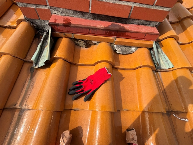 雨漏り修理は飾り煙突の撤去が最善