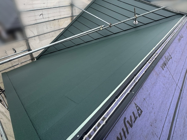 正確に位置合わせしながら施工