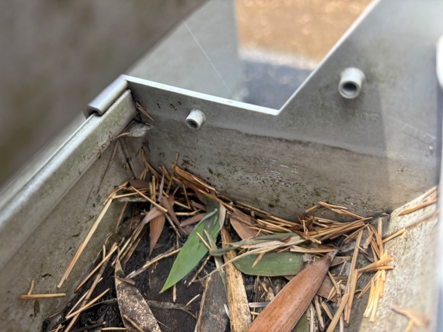 まずは詰まり改善のための雨樋清掃