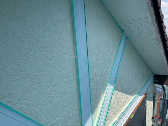 外壁塗装工事作業中