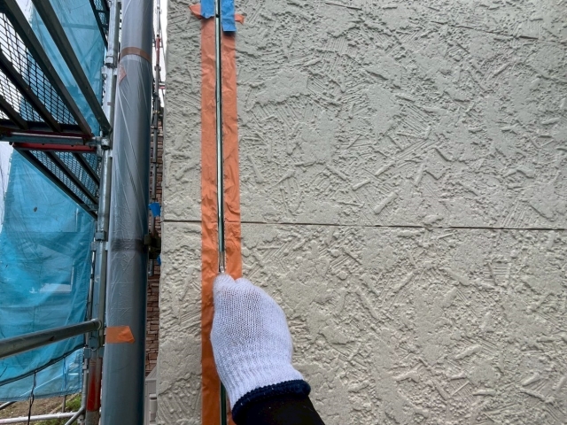 劣化した現在のシーリングを撤去