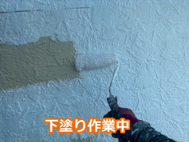 下塗り作業中