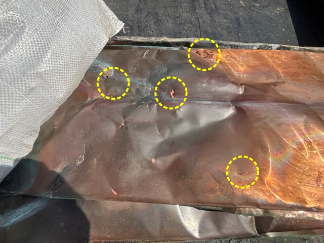 古い銅製の谷板金裏側