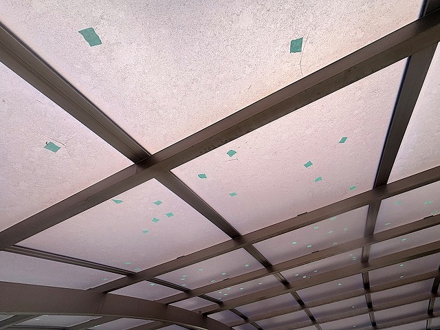 降雹で無数の穴があいたカーポート屋根