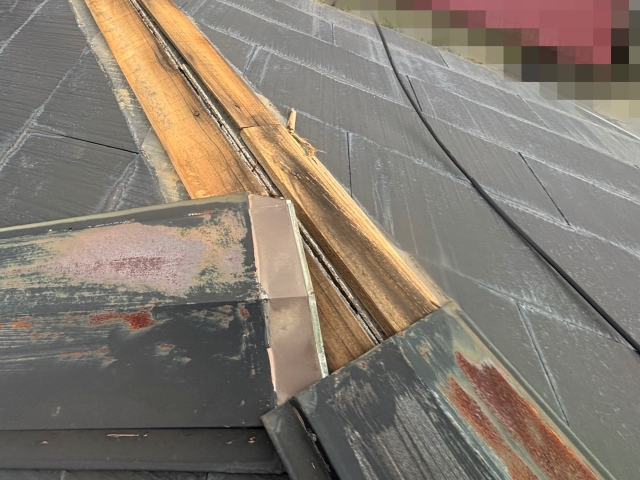 今にも落ちそうな棟板金