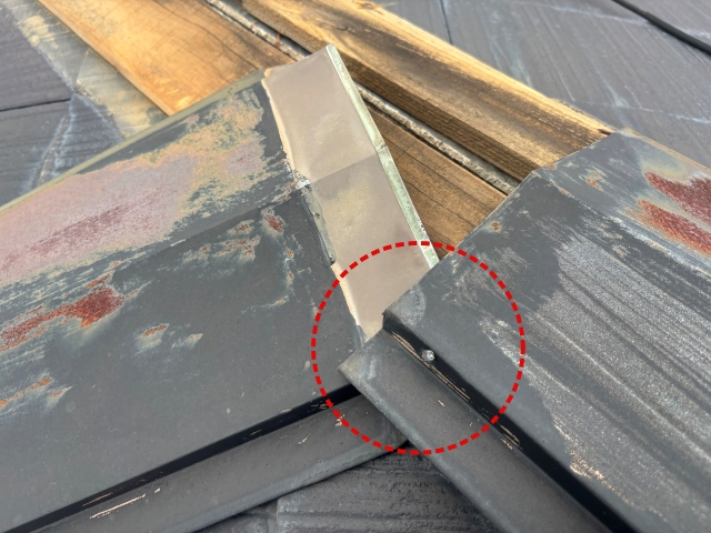 あちこちで釘浮き・釘抜けが見られる棟板金