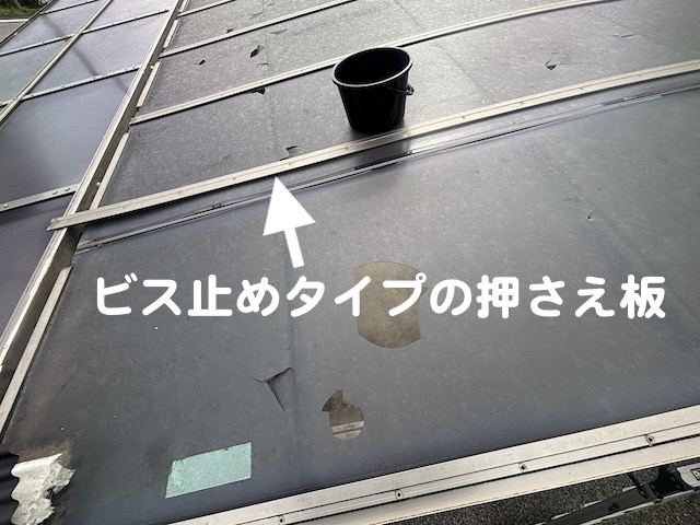 小山市　ポリカーボネート製パネルへのカーポート屋根交換　既存パネル撤去作業の写真