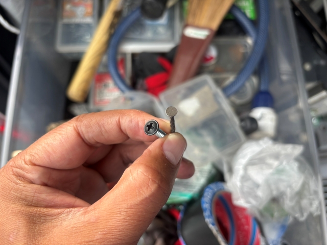 今回の破風板板金修理で使用するビスと釘