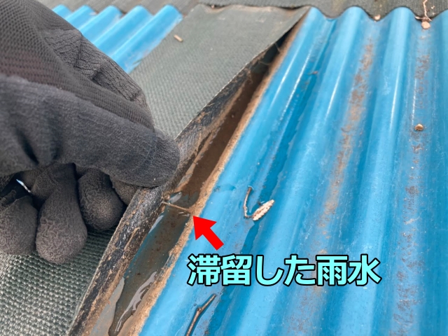 防水テープの下には雨水が滞留していました