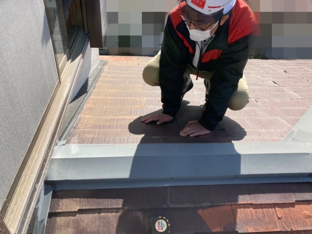 天井裏の濡れた箇所をもとに雨漏り位置を推測