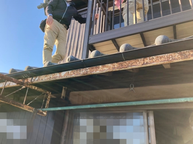 最適なメンテナンスは屋根全体の葺き替え工事と判断