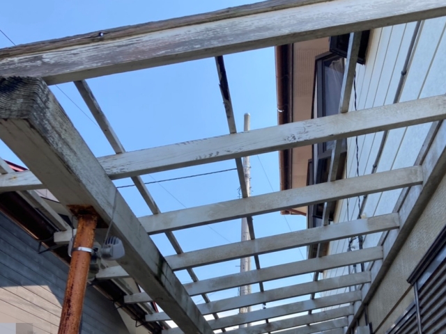 劣化が進んだテラス波板を慎重に取り外しました