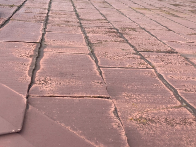 築40年のスレート屋根は縁切りが不足しています