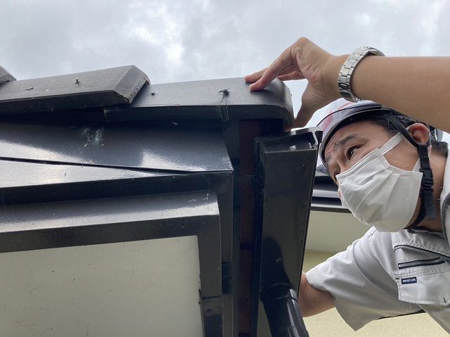 屋根の状態を確認している調査スタッフ