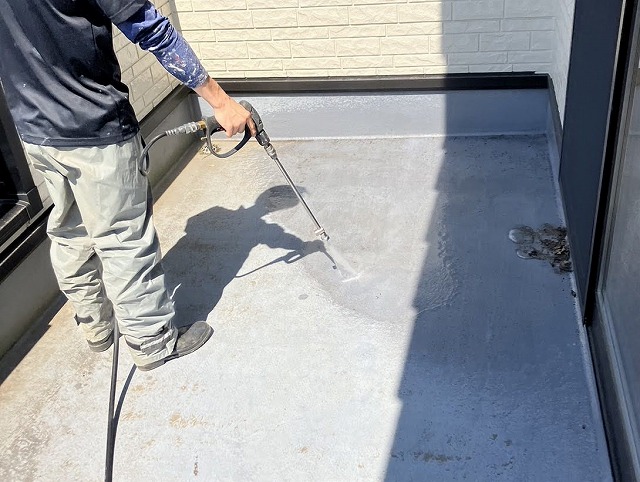 ベランダの床には防水機能を持つ膜＝防水層が施工されています