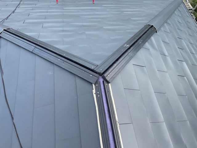 街の屋根やさん栃木小山店では、樹脂製貫板を標準施工