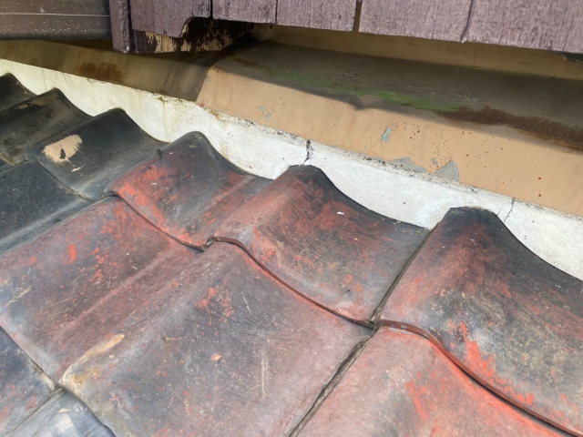 雨押え板金。一見問題ないように見えるが・・・