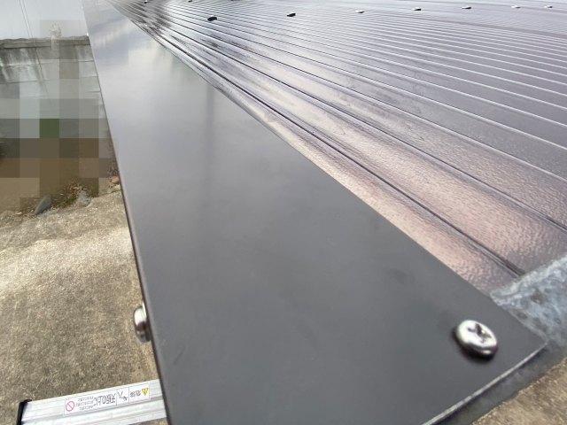 特別加工のガルバ補強材をアルミフレームへ取り付け