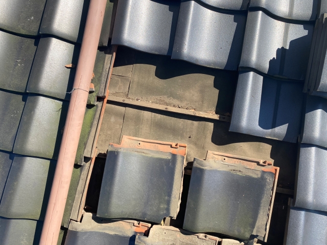 瓦を捲って下地の状態を確認