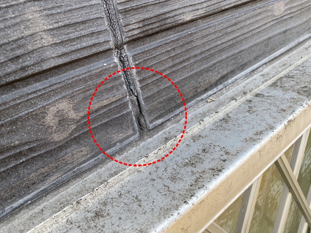 目地の隙間から雨水侵入リスクのある状態