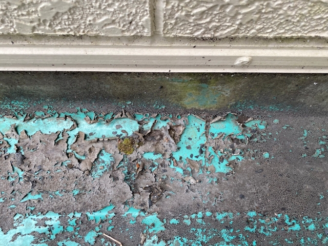 ベランダ床シート防水の表面劣化とトップコートのささくれ