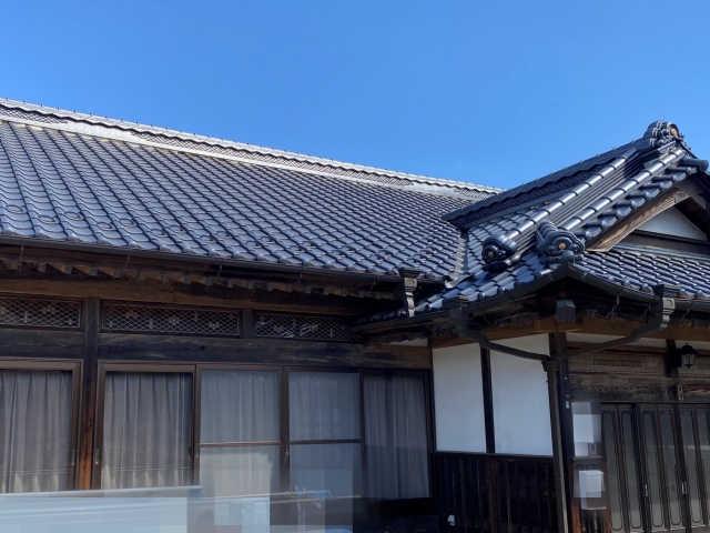 栃木市の入母屋住宅で屋根調査を行い、大棟の状態を確認しました