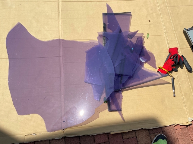 落雪の衝撃で割れて外れたテラス屋根パネル