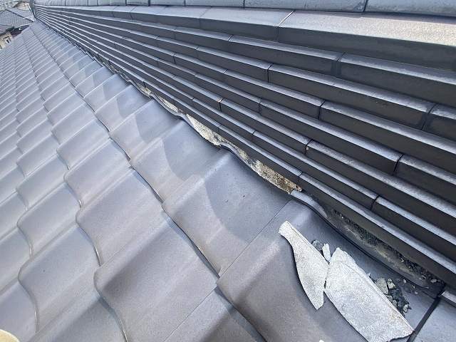 大棟の漆喰が剥がれている様子