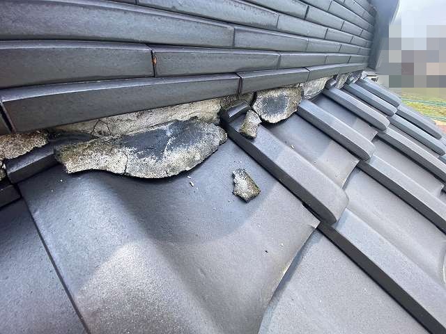 重ね塗りした漆喰が方々で剥がれている状態