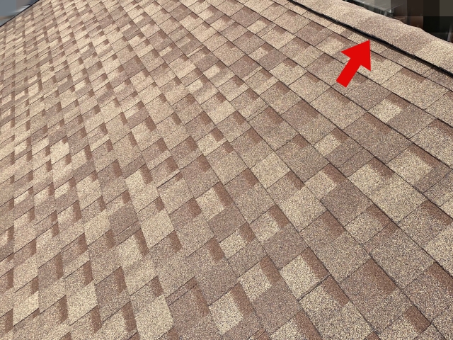 地上から屋根全体を確認すると、棟付近がやや浮いて見える状態です