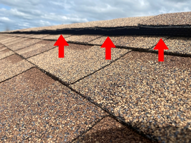 飛込み業者が指摘した棟部分は隙間があいているようにも見えるが…