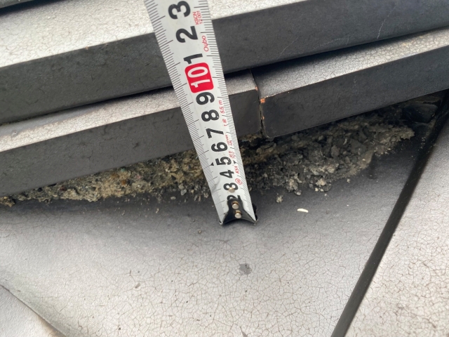 棟の内部で台土が崩れ、瓦を支える力が弱くなっています