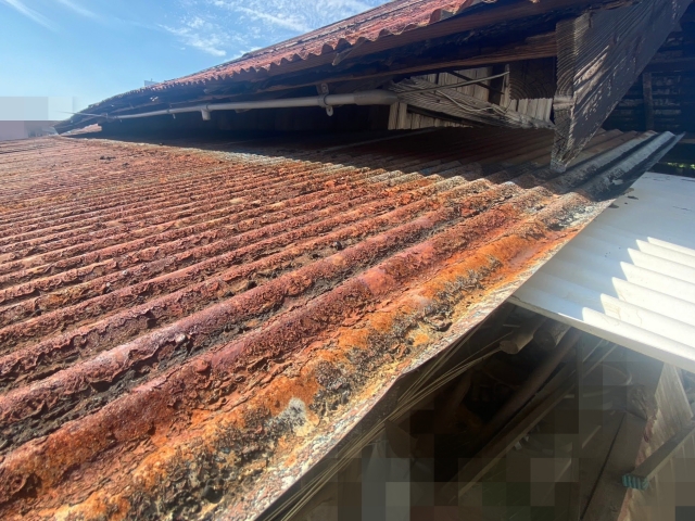 近くで見ると、サビが盛り上がり金属が侵食されている様子が分かります