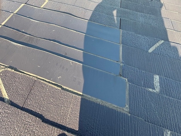 適切でない施工により歪んだ屋根