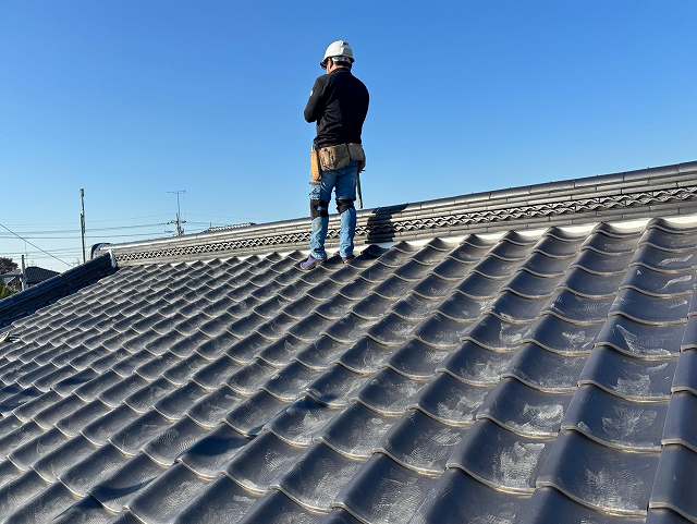 棟瓦工事の施工担当職による最終チェック風景