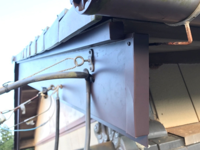 端部は板金を折り返してしっかりと防水処理を行っています