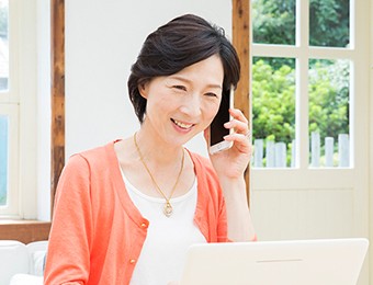 電話対応する女性